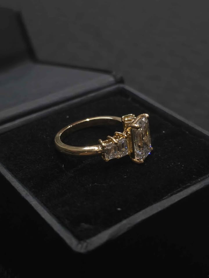 3.03ct Emerald Cut VS1 Diamond Ring (Yellow Gold)