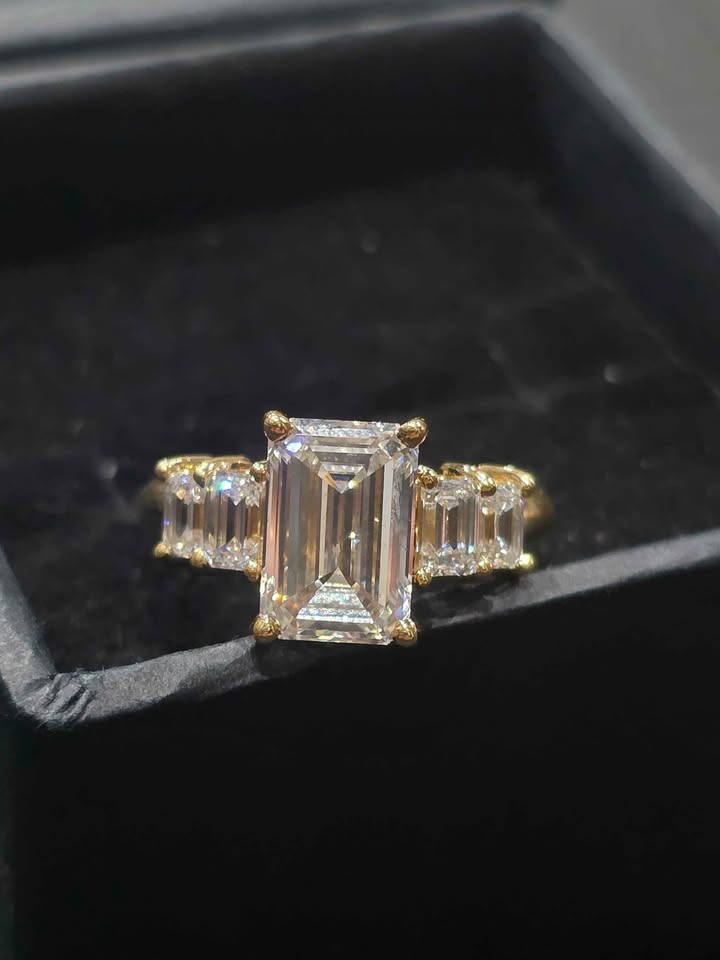 3.03ct Emerald Cut VS1 Diamond Ring (Yellow Gold)