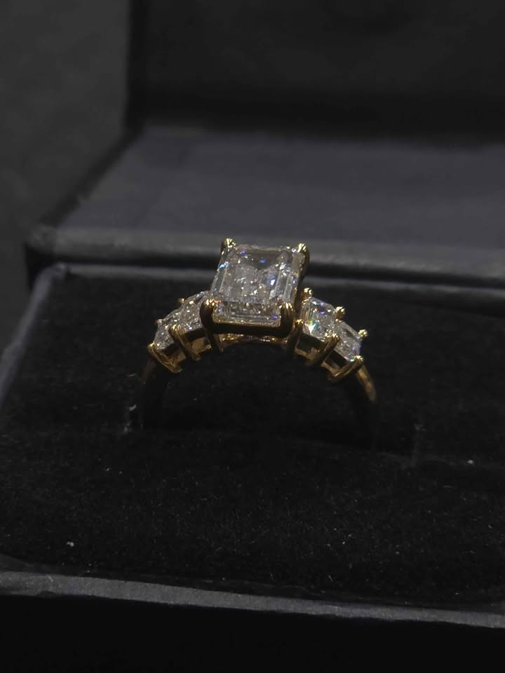 3.03ct Emerald Cut VS1 Diamond Ring (Yellow Gold)