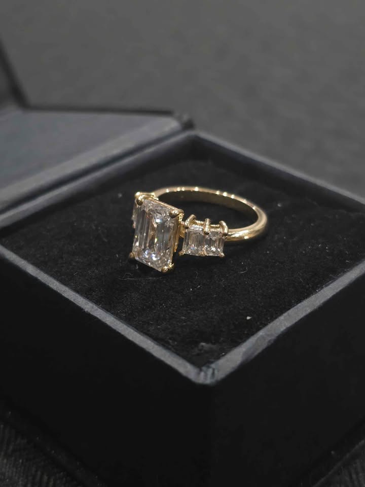 3.03ct Emerald Cut VS1 Diamond Ring (Yellow Gold)