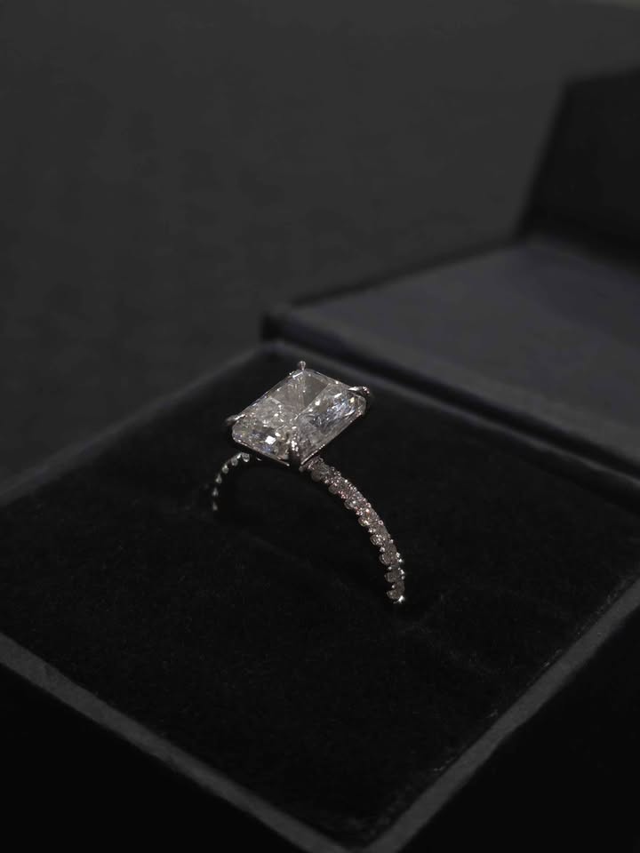 3.02ct Radiant Cut VS2 Diamond Ring