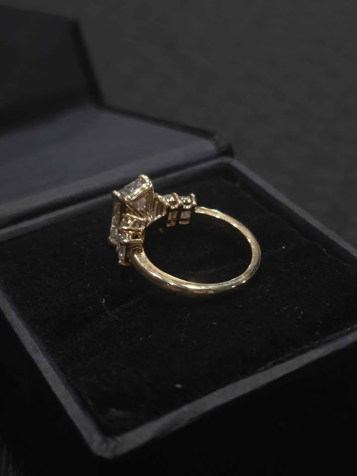 3.03ct Emerald Cut VS1 Diamond Ring (Yellow Gold)