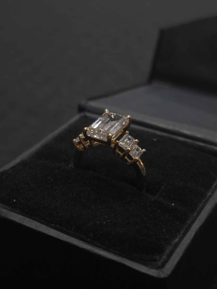 3.03ct Emerald Cut VS1 Diamond Ring (Yellow Gold)