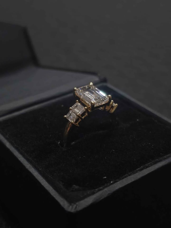 3.03ct Emerald Cut VS1 Diamond Ring (Yellow Gold)