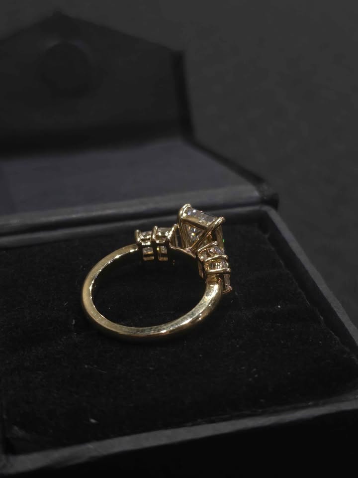 3.03ct Emerald Cut VS1 Diamond Ring (Yellow Gold)