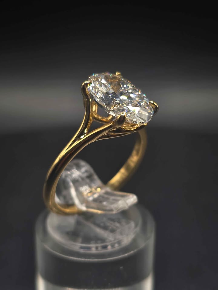 3.01ct Oval Brilliant Cut VS1 Diamond Ring (Yellow Gold)