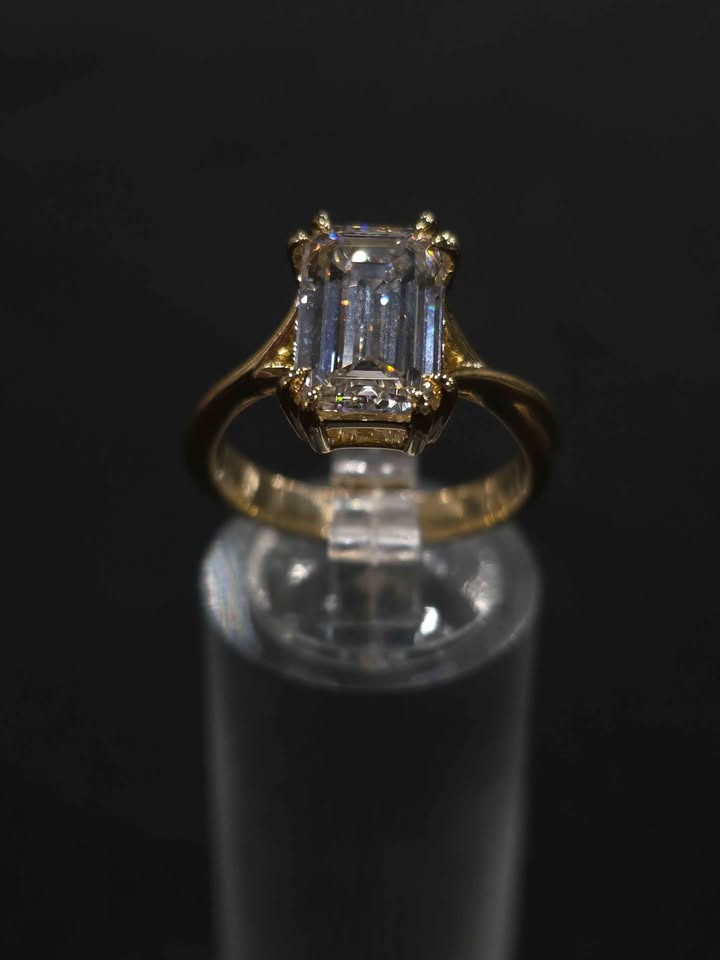 3.10ct Emerald Cut VS1 Diamond Ring (Yellow Gold)