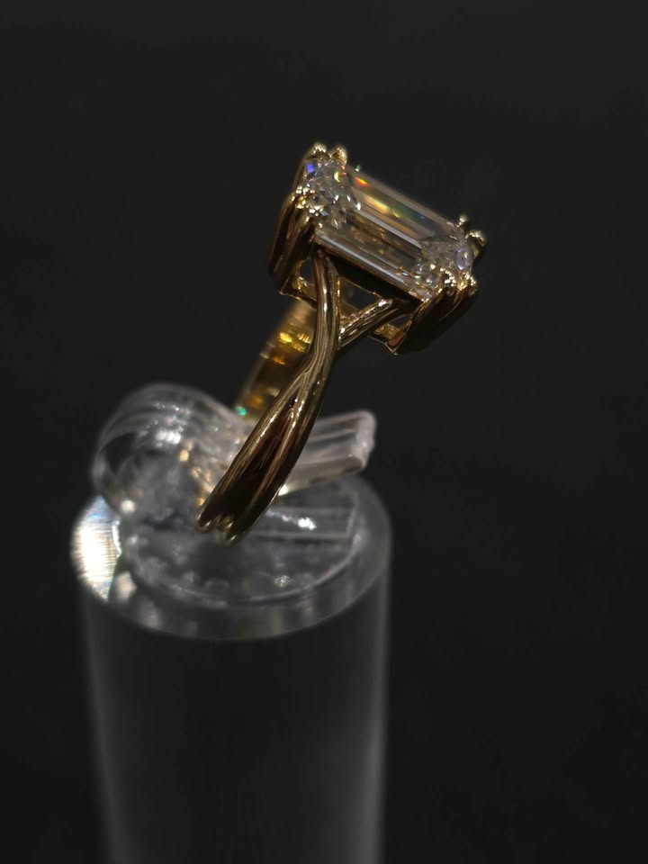 3.10ct Emerald Cut VS1 Diamond Ring (Yellow Gold)