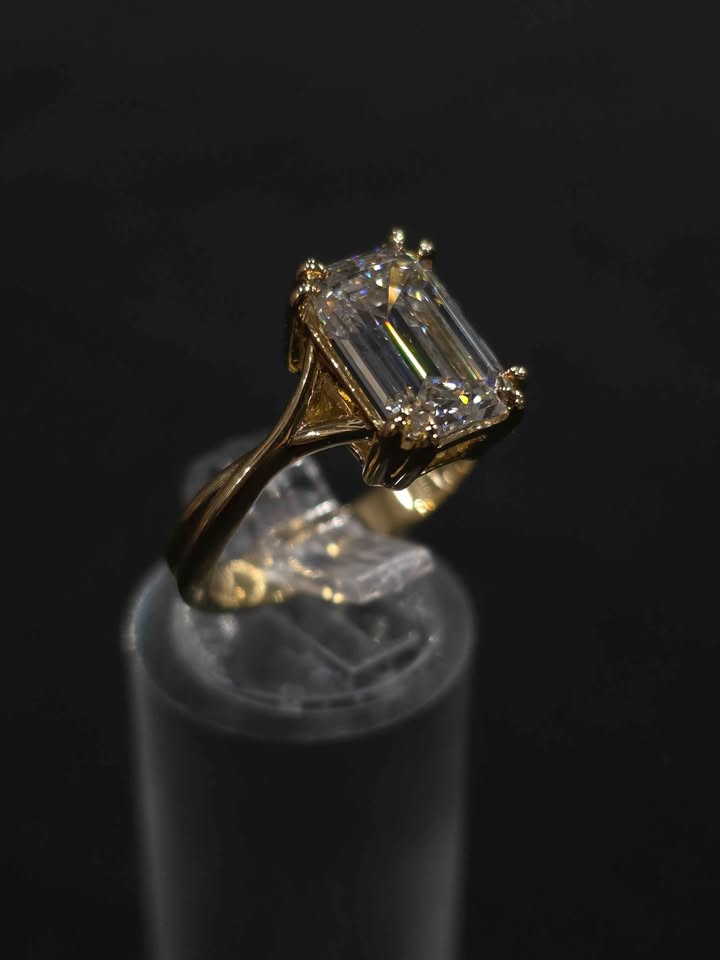 3.10ct Emerald Cut VS1 Diamond Ring (Yellow Gold)