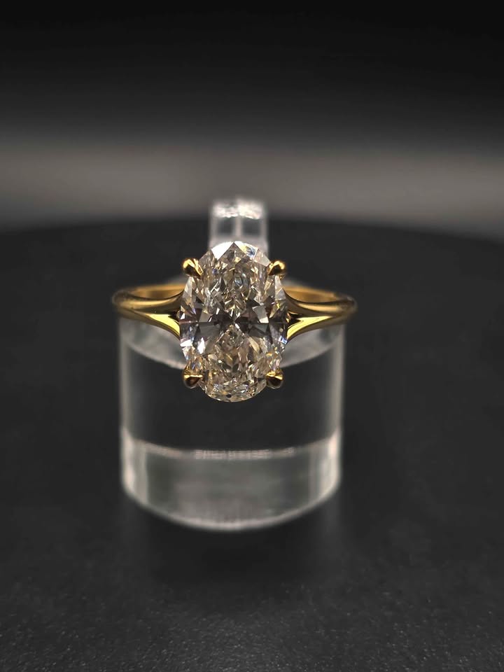 3.01ct Oval Brilliant Cut VS1 Diamond Ring (Yellow Gold)