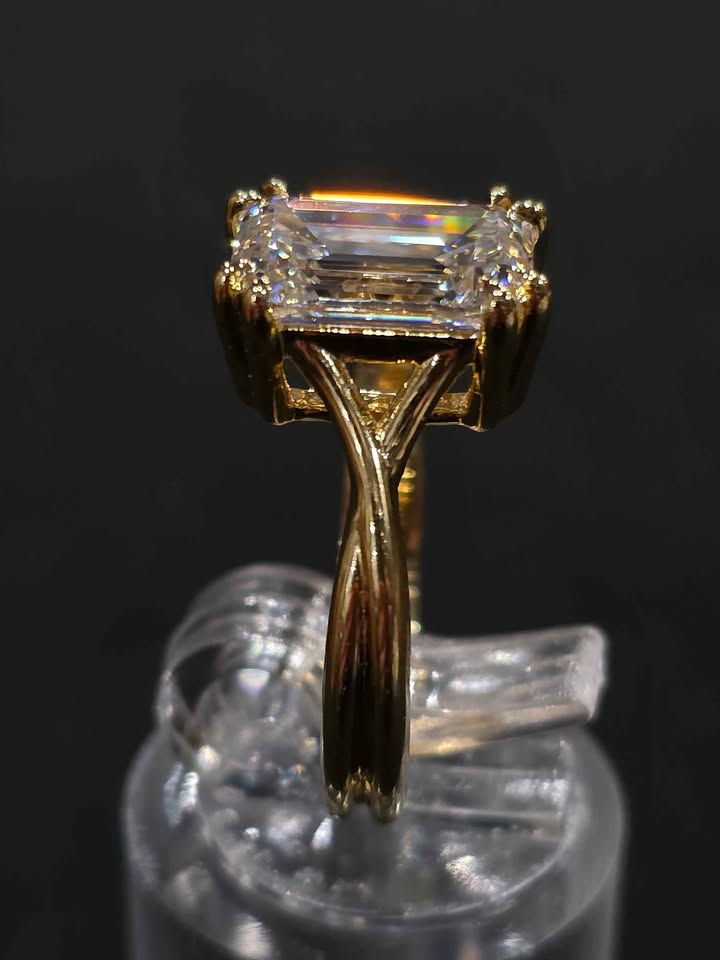 3.10ct Emerald Cut VS1 Diamond Ring (Yellow Gold)