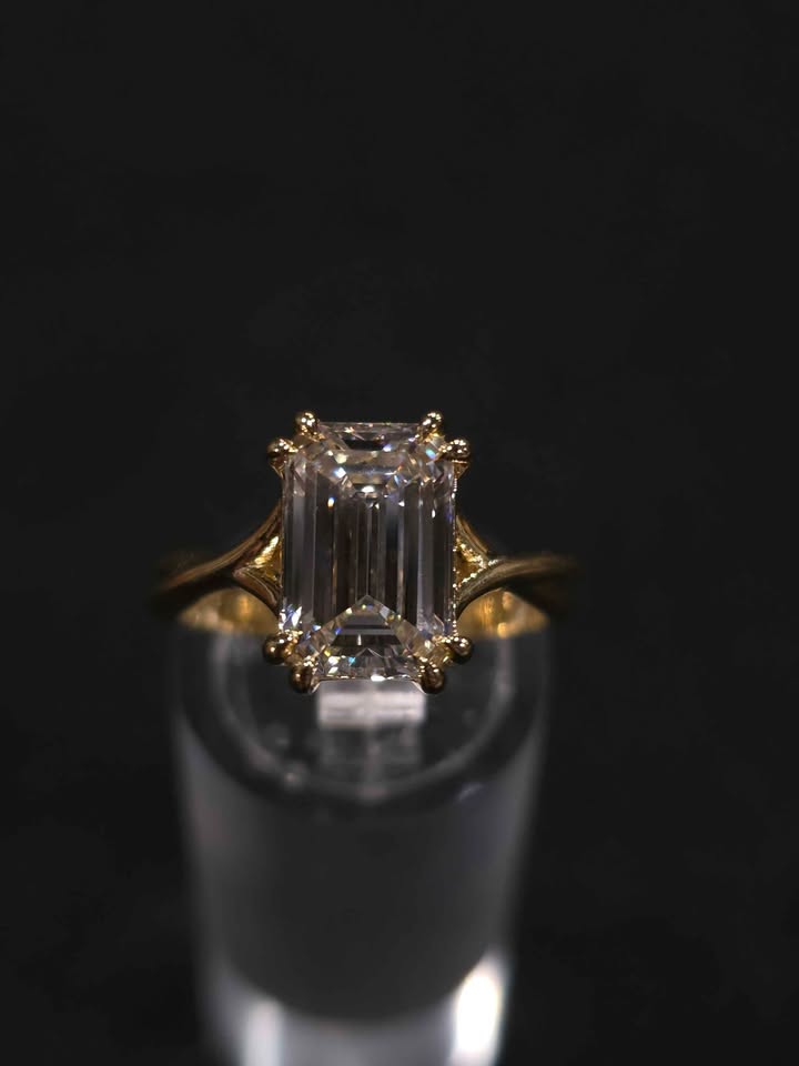 3.10ct Emerald Cut VS1 Diamond Ring (Yellow Gold)