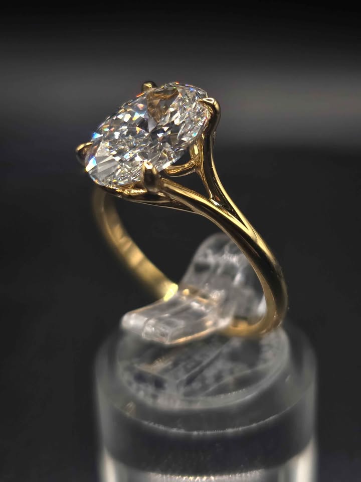 3.01ct Oval Brilliant Cut VS1 Diamond Ring (Yellow Gold)