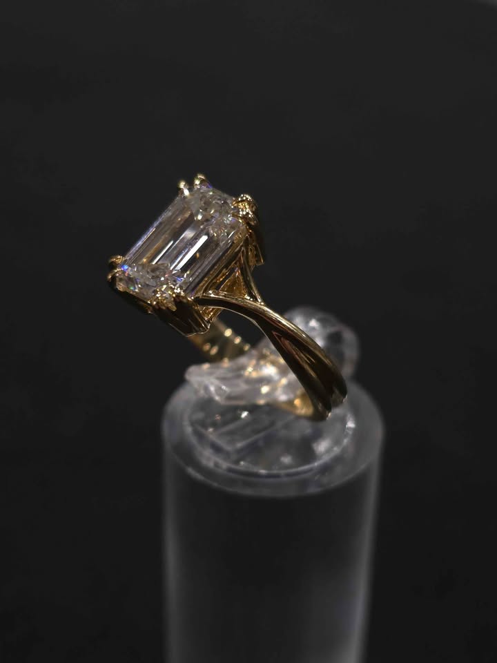 3.10ct Emerald Cut VS1 Diamond Ring (Yellow Gold)